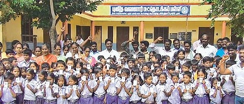 அரசே ஏற்று நடத்த கோரி பள்ளியை மூடி பெற்றோர் முற்றுகை: செங்கல்பட்டு அருகே பரபரப்பு