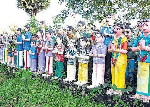 புதுச்சேரி அருகே புதுமை: கோயிலைச் சுற்றிலும் கார், வீடு, குழந்தை பொம்மைகள் - வேண்டுதலுக்காக செய்து தரும் பக்தர்கள்