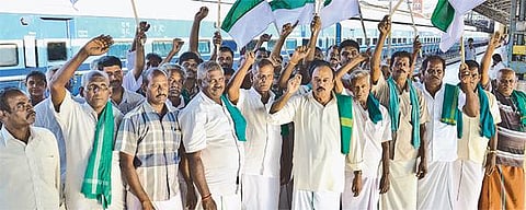நிலம் கையகப்படுத்துதல் சட்டத்தை எதிர்த்து நாடாளுமன்றம் முற்றுகை: 300 தமிழக விவசாயிகள் டெல்லி புறப்பட்டனர் - உழவர் உழைப்பாளர் கட்சித் தலைவர் கே.செல்லமுத்து பேட்டி