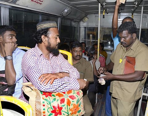 அரசுப் பேருந்துகளில் தீர்வில்லாமல் தொடரும் சில்லறைப் பிரச்சினை: பரஸ்பரம் குற்றம்சாட்டும் பயணிகள் - நடத்துநர்கள்