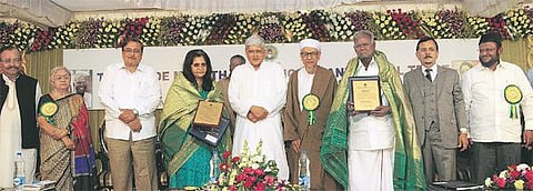 காயிதே மில்லத் கல்வி மற்றும் சமூக அறக்கட்டளை சார்பில் நல்லகண்ணு, தீஸ்தா சீதல்வாட்டுக்கு காயிதே மில்லத் விருது: கோபாலகிருஷ்ண காந்தி வழங்கினார்