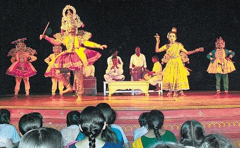 கூத்துப் பார்க்க வந்திடுங்கோ!