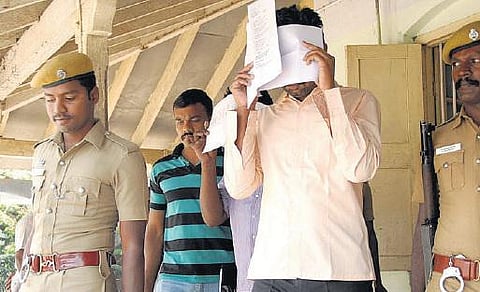 வினாத்தாள் வெளியான விவகாரம்: போலீஸ் விசாரணை முடிந்து 4 ஆசிரியர்கள் சிறையில் அடைப்பு; 9-ம் தேதி வரை காவல் நீட்டிப்பு
