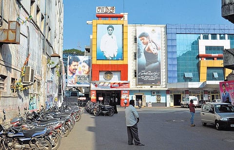 இனி புகைப்படங்களில் மட்டும்!- சாந்தி திரையரங்கம்