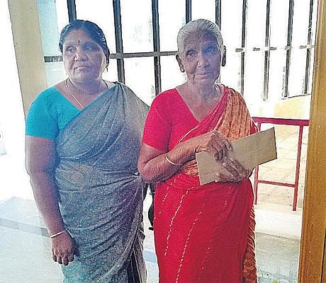 வழிப்பறி நகைக்கு பதிலாக பணம் கொடுத்த போலீஸார்: கரூர் எஸ்.பி.யிடம் மூதாட்டி புகார்