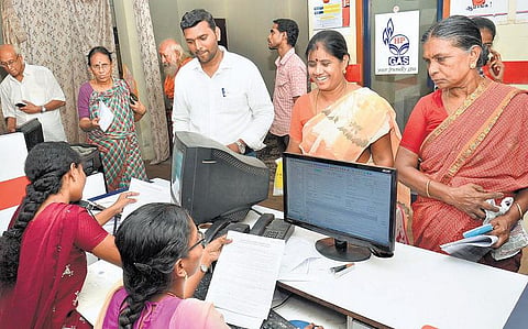 நேரடி மானிய திட்டத்தில் சேர காஸ் ஏஜென்சிகளில் குவிந்த மக்கள்