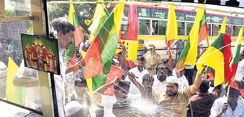 வேலைவாய்ப்புக்கு வழியில்லாமல் புரோக்கர்களின் பணத்தாசைக்கு செம்மரக் கடத்தலில் தமிழக அப்பாவி இளைஞர்கள் பலிகடா - ஜவ்வாதுமலை கிராமங்களில் பதற்றம்