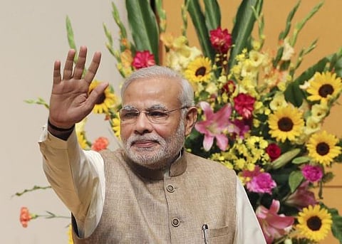 பிரான்ஸ் அதிபருக்கு ஓவியத்தை பரிசாக வழங்கினார் மோடி