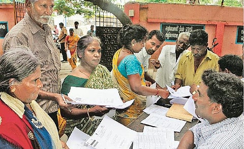 வாக்காளர் பட்டியலில் ஆதார் எண் இணைப்பு முகாம்: 64,099 வாக்குச்சாவடிகளில் லட்சக்கணக்கானோர் பங்கேற்பு