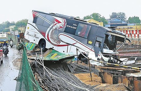 மெட்ரோ ரயில் பணிக்காக தோண்டிய பள்ளத்தில் பஸ் கவிழ்ந்து விபத்து: 35 பேர் காயம்