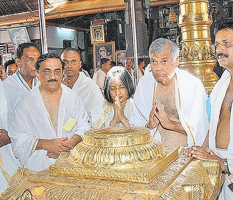குருவாயூர் கிருஷ்ணன் கோயிலில் இலங்கை பிரதமர் ரணில் வழிபாடு