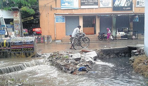 வறண்டு கிடக்கும் காஞ்சிபுரம் ரங்கசாமி குளம்: கழிவுநீர் ஓடையில் கலந்து வீணாகும் மழைநீர் - நகராட்சி நடவடிக்கை எடுக்குமா?