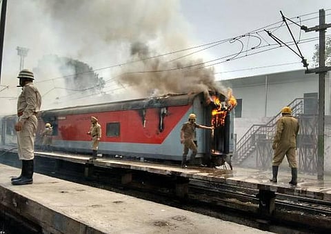 டெல்லி ரயில் நிலையப் பணிமனையில் நிறுத்தப்பட்டிருந்த 2 ராஜ்தானி விரைவு ரயில்களில் தீ: உயர்நிலை விசாரணைக்கு வடக்கு ரயில்வே உத்தரவு