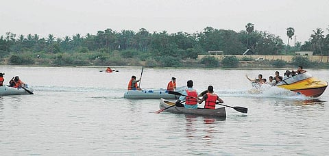 கோடைச் சுற்றுலா: பிரெஞ்சு நகரில் ஓர் ஊர்வலம்