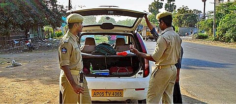 விஜயவாடாவில் சிமி தீவிரவாதிகள் ஊடுருவல்?- கனக துர்கையம்மன் கோயிலுக்கு பலத்த போலீஸ் பாதுகாப்பு
