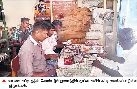 நூலகத்தை தக்கவைத்துக் கொள்ள போராடும் கிராமத்து இளைஞர்கள்: வாடகை இடத்தில் மூட்டைகளில் 6 ஆயிரம் புத்தகங்கள்