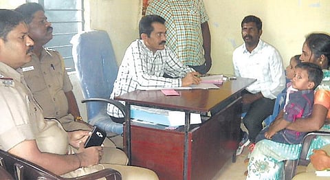 போலி என்கவுன்ட்டர்: 8 பேரின் குடும்பத்தாரிடம் விசாரணை - ஆவணத்தில் கையொப்பமிட மறுத்ததால் பாதியில் சென்ற திருப்பதி போலீஸார்
