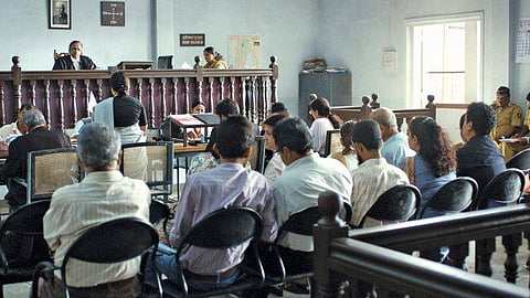 கோர்ட் - இந்திய நீதித்துறையின் அசடுகள்