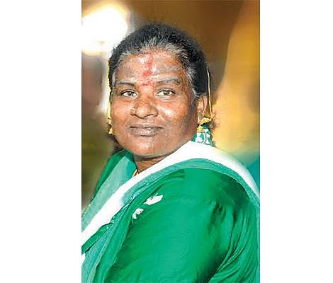 செம்மரக் கடத்தலில் தொடர்பு: கரகாட்ட மோகனாம்பாளை கைது செய்தது ஆந்திர போலீஸ்?