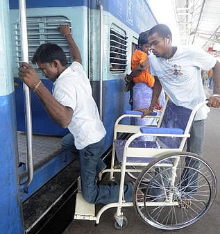 மாற்றுத் திறனாளிகள் கட்டணச் சலுகை: 36 ரயில் நிலையங்களில் அடையாள அட்டை பெறலாம்
