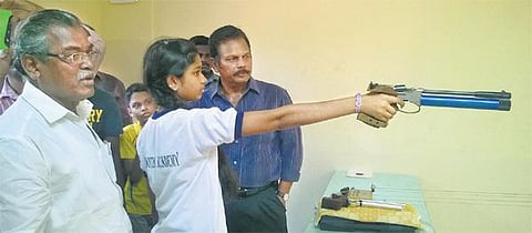 சென்னை நேரு விளையாட்டரங்கில் தற்காலிக துப்பாக்கி சுடும் மையம்: அமைச்சர் திறந்து வைத்தார்