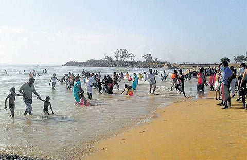 மாமல்லபுரம் கடலில் குளிக்கும்போது சுற்றுலாப் பயணிகள் அலையில் சிக்கி உயிரிழப்பது அதிகரிப்பு: கண்காணிப்பை தீவிரப்படுத்த கோரிக்கை