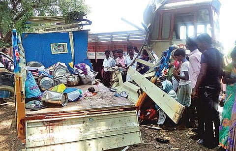 கடலூர் மாவட்டம் திட்டக்குடியில் மினி வேன் மீது லாரி மோதி 4 பெண்கள் பரிதாப பலி
