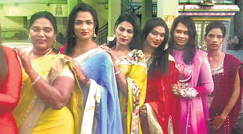 கூத்தாண்டவர் கோயில் திருவிழா: விழுப்புரத்தில் குவிந்த திருநங்கைகள் - இன்று ‘மிஸ் கூவாகம்’ போட்டி; நாளை தாலி கட்டும் நிகழ்ச்சி