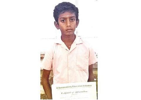 சுற்றுச்சூழல் பாதுகாப்பு குறித்து 55 ஸ்லோகங்களை உருவாக்கிய அரசு பள்ளி மாணவருக்கு விருது