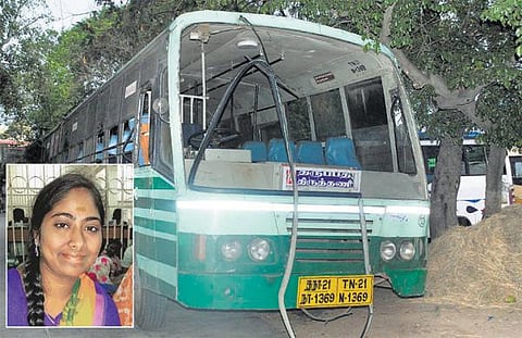 திருத்தணி அருகே அரசு பஸ் கவிழ்ந்து இளம்பெண் பலி; 17 பேர் படுகாயம்