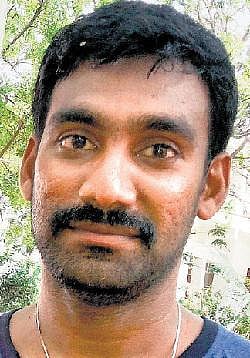 கொட்டாங்குச்சி ஓடுகளிலும் கலைவண்ணம் காட்டும் இளைஞர்