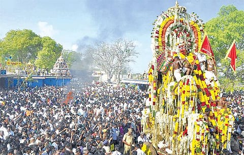 கூவாகம் கூத்தாண்டவர் கோயில் தேரோட்டம்: அரவான் களப்பலியில் திருநங்கைகள் கதறி அழுதனர்