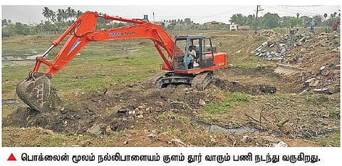 அரசு நிதியை எதிர்பார்க்காமல் குளத்தை தூர்வார களம் இறங்கிய இளைஞர்கள்