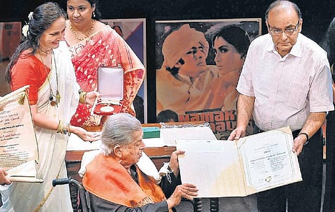 77 வயதில் பாலிவுட் நடிகர் சசி கபூருக்கு தாதா சாகேப் பால்கே விருது: மத்திய அமைச்சர் ஜேட்லி வழங்கினார்
