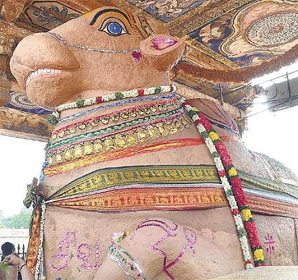 தஞ்சை பெரிய கோயில் நந்திக்கு 100 ஆண்டுகளுக்குப் பிறகு சந்தனக் காப்பு