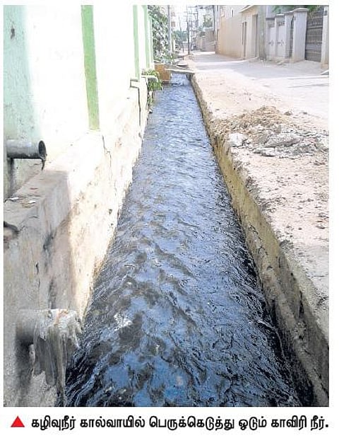 திருப்பத்தூர் நகராட்சி அலட்சியம்: கழிவுநீர் கால்வாயில் ஓடும் காவிரி குடிநீர்