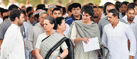 24-வது நினைவு தினம்: ராஜீவ் காந்தி நினைவிடத்தில் சோனியா, ராகுல் அஞ்சலி - ட்விட்டரில் பிரதமர் மரியாதை