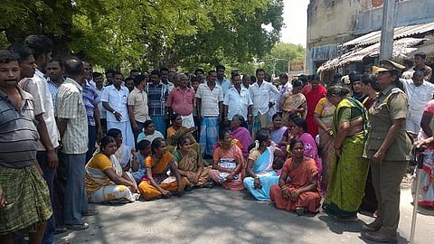 கொள்ளை போன நகைகளுக்கு வட்டி வசூல்: வங்கி மீது வாடிக்கையாளர்கள் கல்வீச்சு, சாலை மறியல்