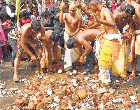 ஆன்மிக வினா: இறை வழிபாட்டில் தேங்காய் உடைப்பது ஏன்?