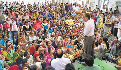 அரசு நிர்ணயித்த கட்டணத்தை செலுத்தினால் நூலகம், கேன்டீன், சிறப்பு வகுப்புகள் வசதி கிடையாது: தனியார் பள்ளியை கண்டித்து பெற்றோர்கள் முற்றுகை போராட்டம்