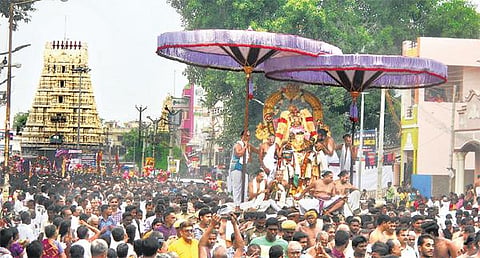 பக்தர்கள் வெள்ளத்தில் வரதராஜபெருமாள்: காஞ்சி கருடசேவை கோலாகலம்