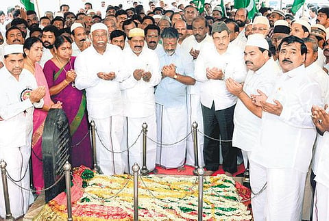 காயிதே மில்லத் நினைவிடத்தில் தலைவர்கள் மரியாதை