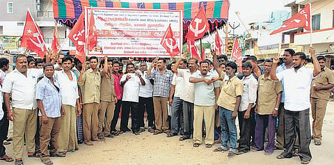 அதிமுக கவுன்சிலரை கைது செய்ய கோரி ஆட்டோ டிரைவர்கள் வேலைநிறுத்தம்