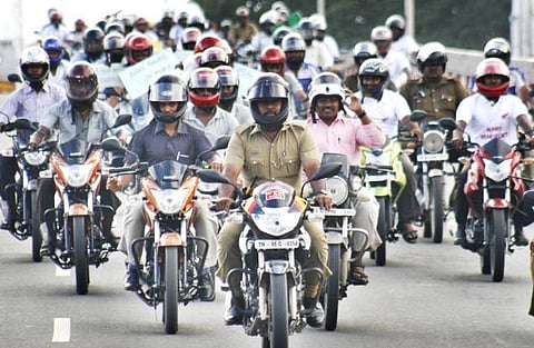 ஹெல்மெட் கட்டாயம்: வரவேற்பும்.. எதிர்ப்பும்..