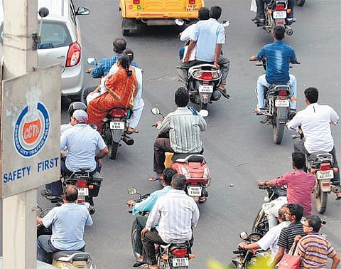 ஹெல்மெட் அணியாமல் செல்வதால் விலைமதிப்பற்ற உயிரை இழக்கின்றனர்: நீதிபதி கிருபாகரன் வேதனை