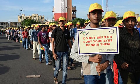 உயிரிழந்தோரின் கண்களை தானம் செய்ய 104 மருத்துவ சேவை மையத்தை தொடர்பு கொள்ளலாம்