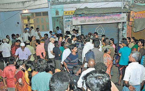 சென்னையில் மெட்ரோ ரயில் பணியின்போது 5 வீடுகளில் திடீர் விரிசல்: பூமிக்குள் 2 அடி ஆழத்துக்கு கதவு இறங்கியது; மக்கள் அச்சம்