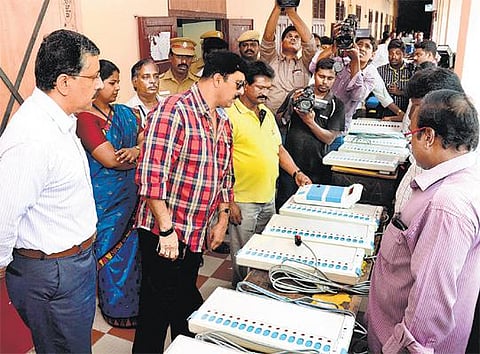 ஆர்.கே.நகர் இடைத்தேர்தல்: வாக்குப்பதிவு இயந்திரங்கள் குலுக்கல் முறையில் தேர்வு