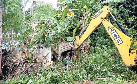 காஞ்சிபுரம் நல்லாத்தூர் ஊராட்சியில் உயர் நீதிமன்ற தடை ஆணையை மீறி ஏழைகளின் குடியிருப்புகள் இடிப்பு: கிராம மக்கள் சாலை மறியலால் பதற்றம்