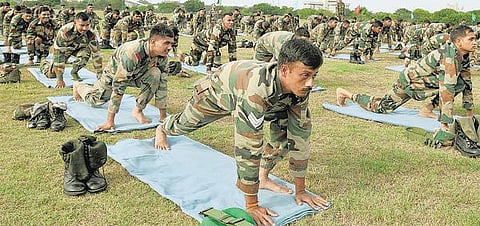 சென்னையில் ராணுவ வீரர்கள் பங்கேற்ற யோகா நிகழ்ச்சி